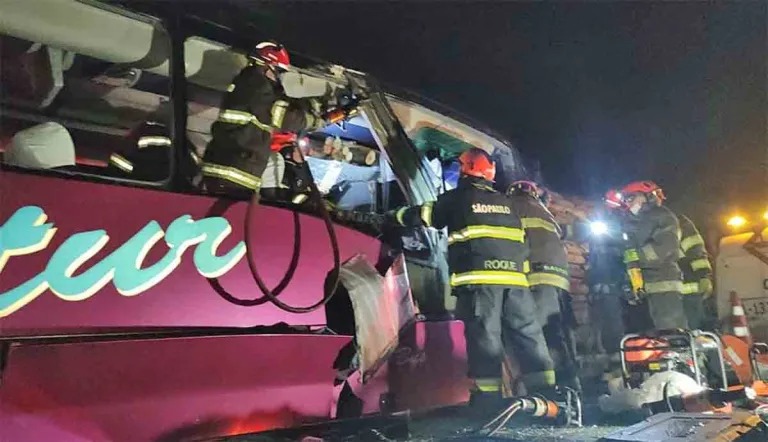 Ônibus saiu de Três Lagoas com destino ao Brás quando atingiu traseira de carreta carregada com madeira. - Foto: Divulgação/Corpo de Bombeiros de SP