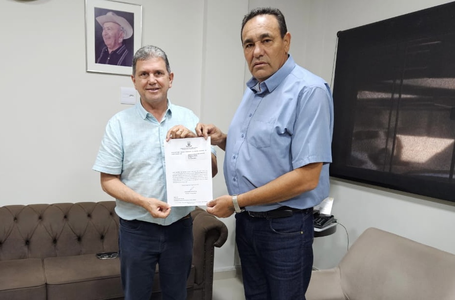 João Rocha e Carlão durante entrega do pedido de licença da Casa de leis - Divulgação/Câmara de Vereadores-CG