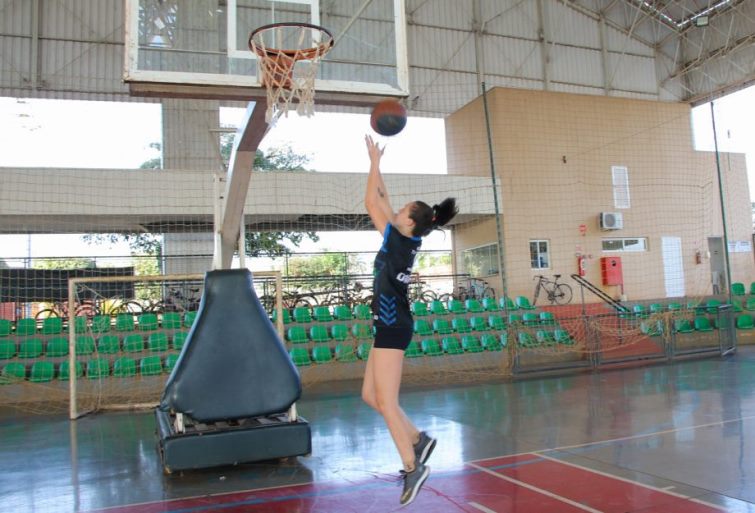 Yasmin está há 4 anos nas aulas de basquetebol do município. - Divulgação/Assessoria