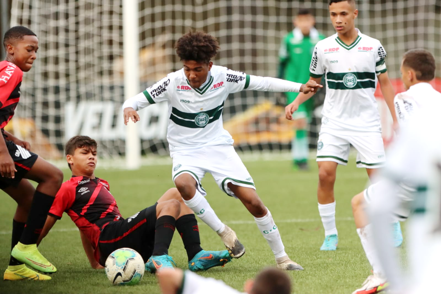 Kauã joga como zagueiro com a camisa do Coritiba Foot Ball Club - Divulgação