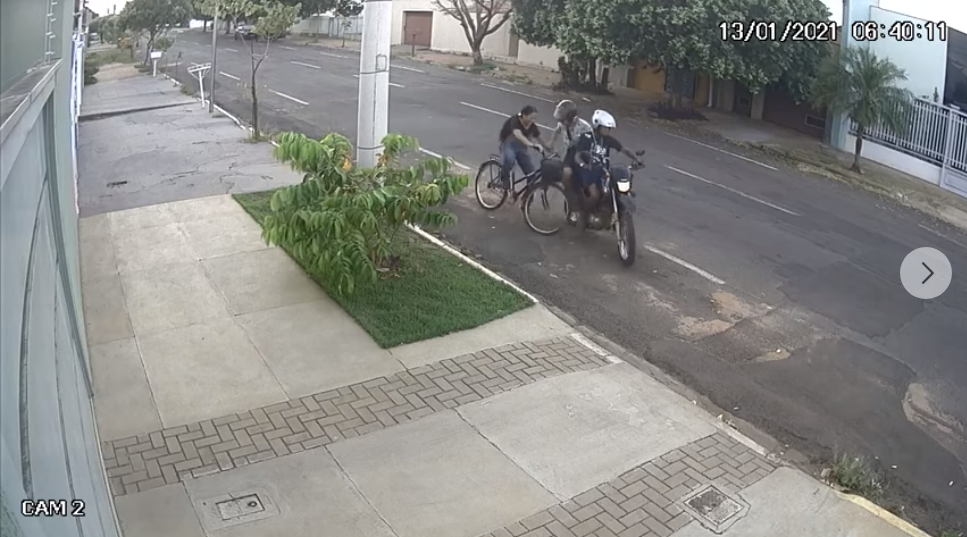 Dupla em moto derruba mulher de bicicleta e foge após roubar a bolsa da vítima - Alfredo Neto/JPNews