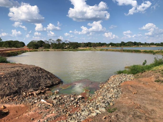 Crianças são flagradas no local, que é impróprio para banho e pode resultar em afogamento. - Divulgação/Assessoria