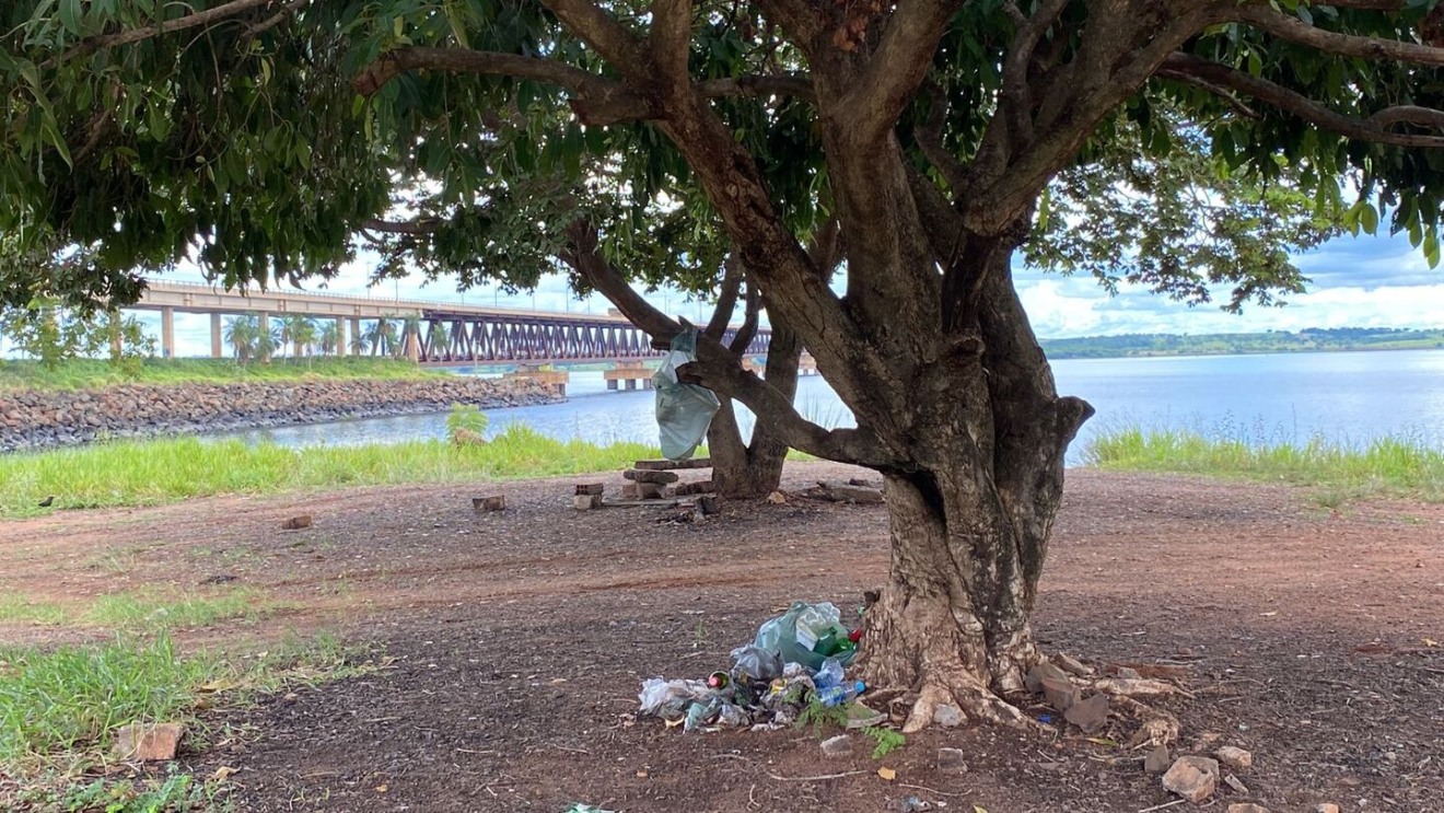 LIXO DEIXADO POR BANHISTAS ÀS MARGENS DO RIO PARANÁ E APARECIDA DO TABOADO