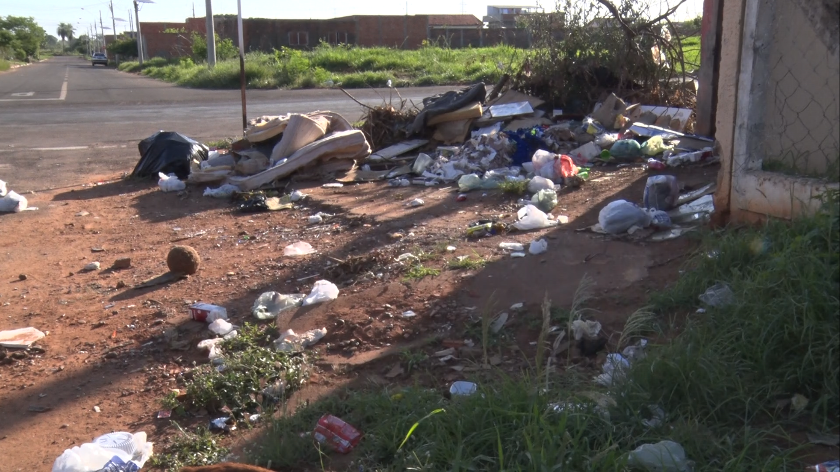 Entulhos geram mal cheiro e atrai insetos, possibilitando a proliferação de doenças na região. - Foto: Reprodução/TVC