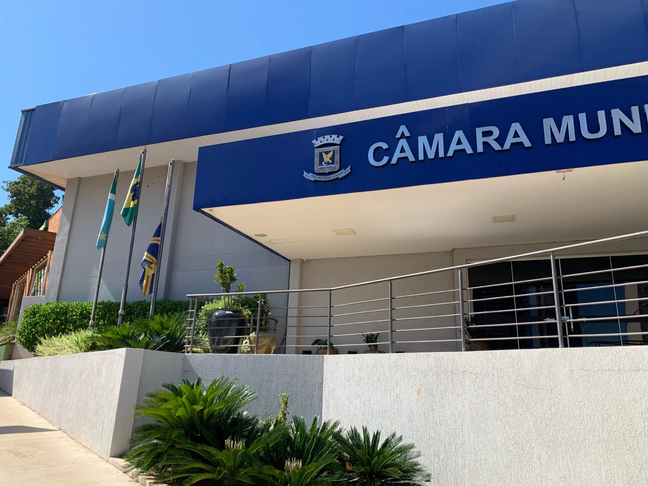 Bandeia de Campo Grande está hasteada a meio mastro na fachada do prédio da Casa de Leis, em respeito às vítimas. - Foto: Câmara Municipal de Campo Grande