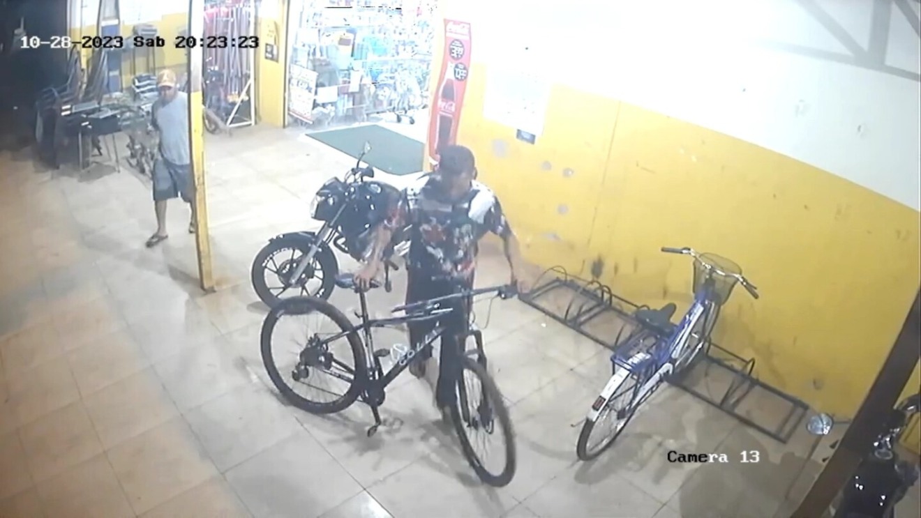 Vítima pede ajuda para que denunciem responsável por furto de bicicleta. - Foto: Reprodução/TVC