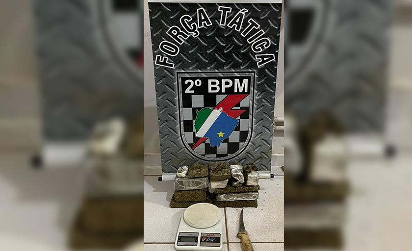 No interior do imóvel os policiais encontraram 3,152 Kg de maconha e balança de precisão - Divulgação/2°BPM