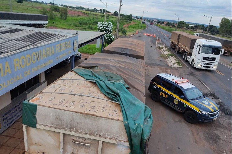 O motorista declarou ter pego a carreta em Campo Grande (MS) e ainda não sabia o destino final da carga - Divulgação/PRF