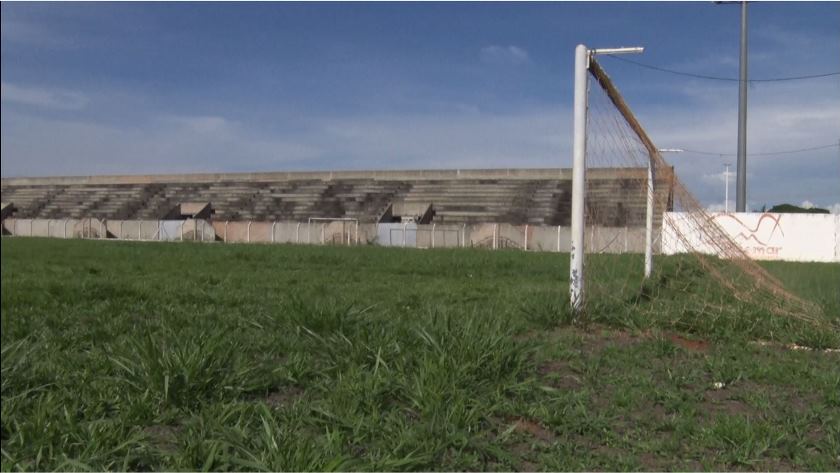 Os campos de futebol dos bairros também estão sendo limpos e roçados - Reprodução/TVC