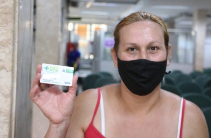 Beneficiária recebe cartão com R$ 200 -