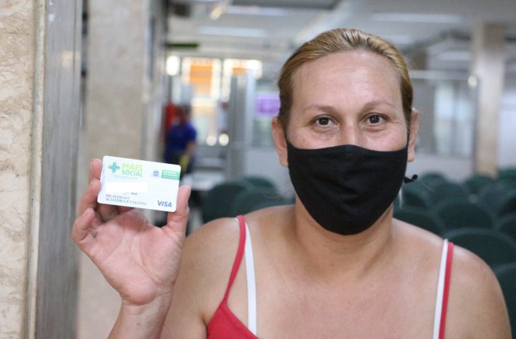 Beneficiária recebe cartão com R$ 200 -