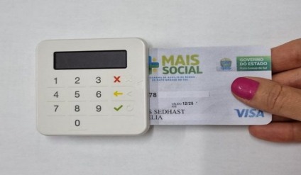O cartão é usado na função débito e o beneficiário pode comprar alimentos, itens de higiene pessoal e até gás de cozinha - Foto: Divulgação/ Sead