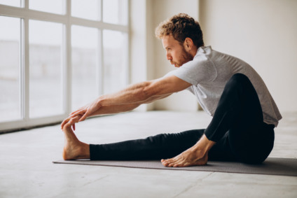 Alongar é fundamental para melhorar o funcionamento do corpo - <a href='https://br.freepik.com/fotos-vetores-gratis/fitness'>Fitness foto criado por senivpetro - br.freepik.com</a>