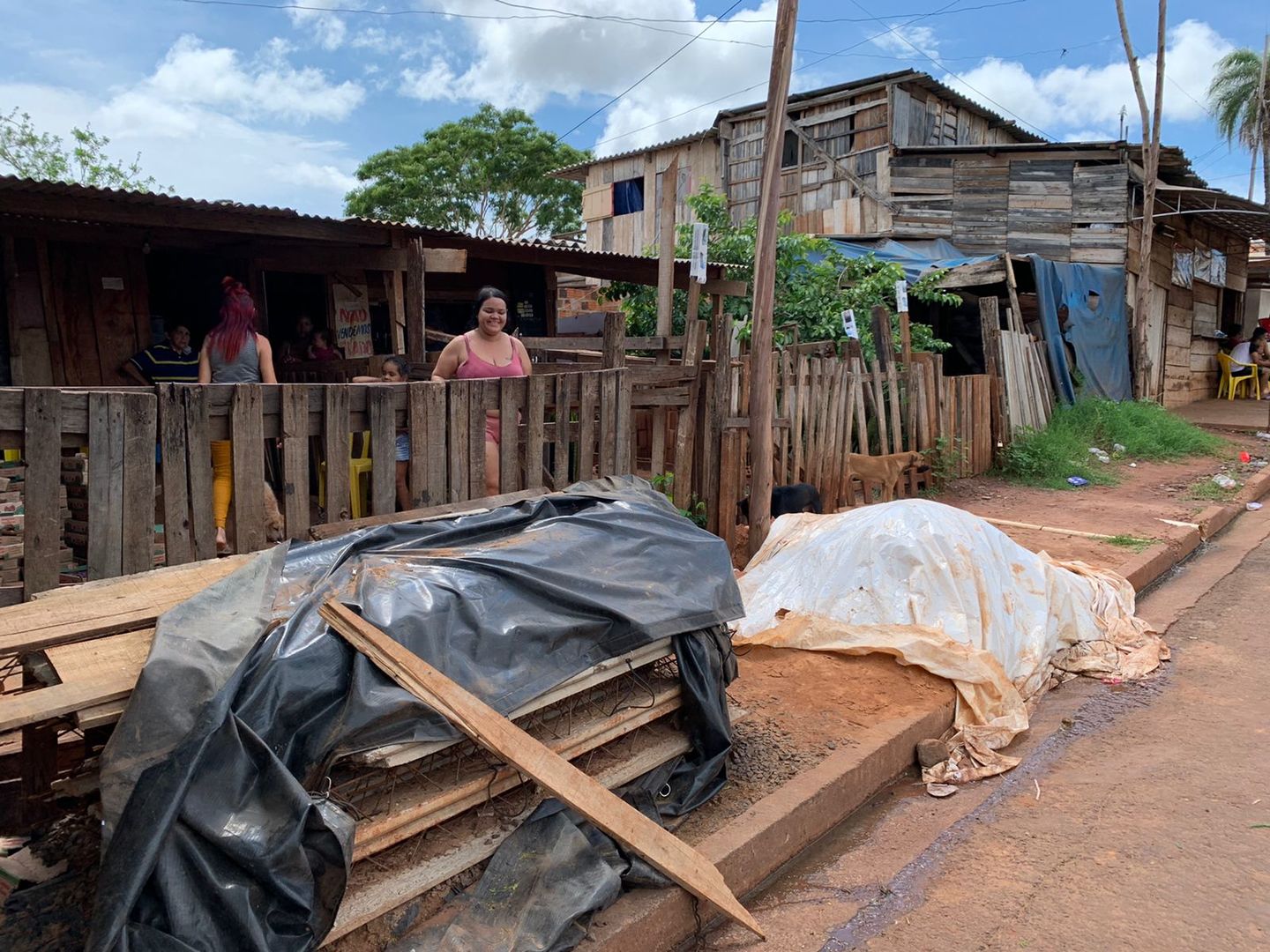 Moradores na favela do Mandela, região norte da cidade - Foto: Isabelly Melo