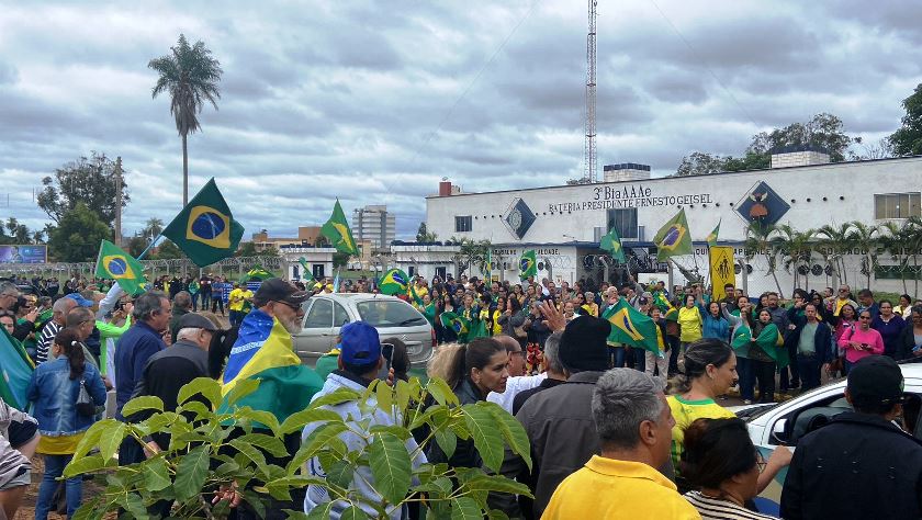 Manifestantes, em grande maioria, usam roupas em tons de verde e amarelo. - Israel Espíndola/JPNEWS