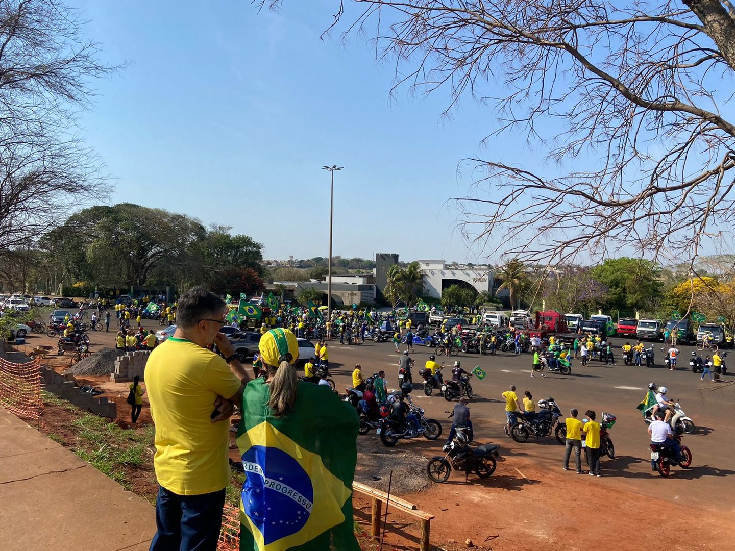 Manifestantes se reúnem a favor do presidente Jair Bolsonaro em Campo Grande. - Foto: CBN Campo Grande