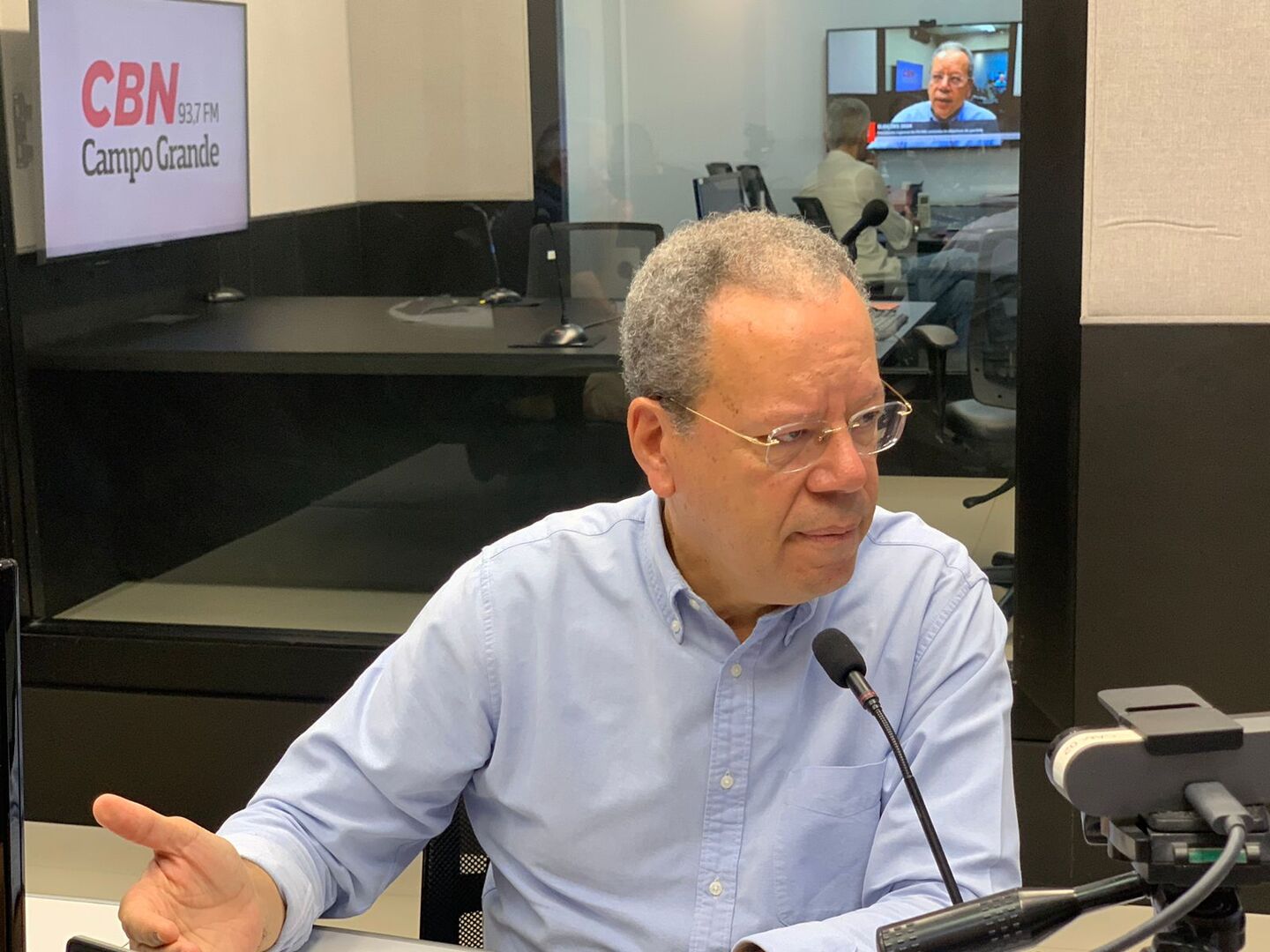 Marcelo Bluma no estúdio da rádio CBN-CG - Foto: Duda Schindler/CBN-CG