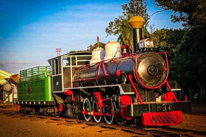 A exposição celebra a restauração da Maria Fumaça que ficou parada por 40 anos no pátio do Barracão de Carpintaria da NOB - Reprodução