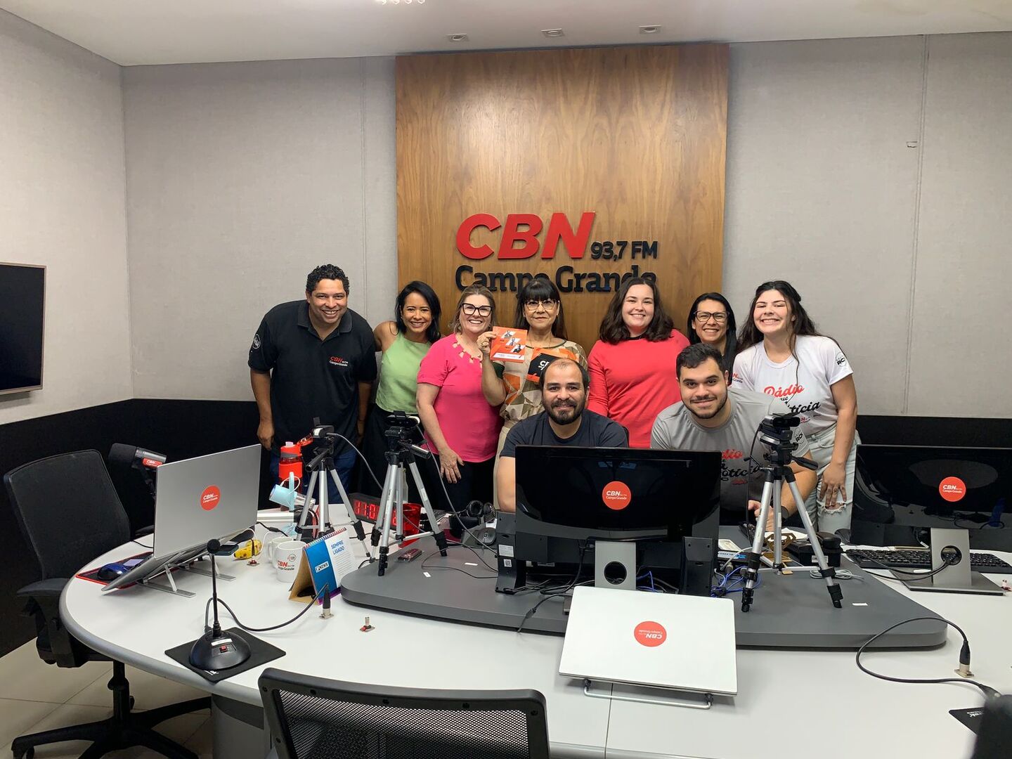 Marileda (ao centro) no estúdio da rádio em Campo Grande - Duda Schindler/CBN-CG