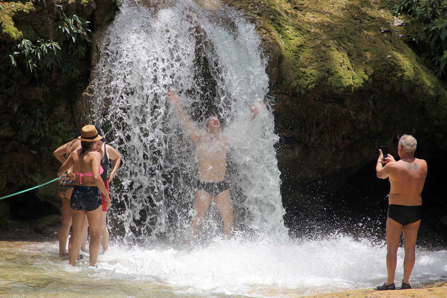 Turistas aproveitam cachoeira -