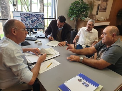 A assinatura ocorreu no gabinete do prefeito de Ponta Porã, Hélio Peluffo - Foto: Divulgação