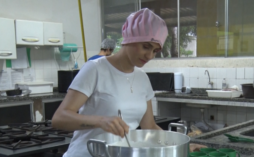 Bruna trabalha na cozinha da Escola Estadual Padre João Tomes, no bairro Vila Piloto, em Três Lagoas. - Foto: Reprodução/TVC