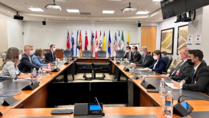 Autoridades brasileiras e canadenses durante reunião nesta segunda-feira (14) - Foto: Ministério da Agricultura e Abastecimento