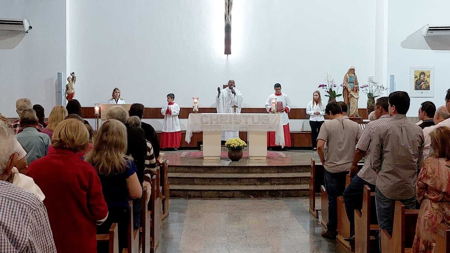 Na ocasião, o padre Carlos Henrique, foi convidado a celebrar a missa na paróquia - Divulgação