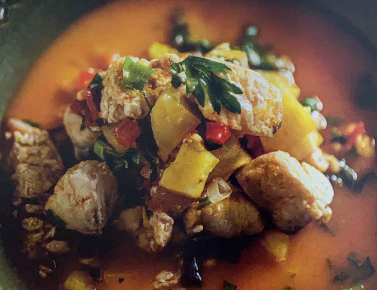 O prato típico de Cuiabá leva filé de pintado, mandioca, cebola, tomate e pimentas - Foto: Livro de Paulo Machado