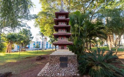 Monumento da Imigração Japonesa, instalado na praça do Rádio em 1979 é herança da família Sussumo Oikawa - Foto: Reprodução internet