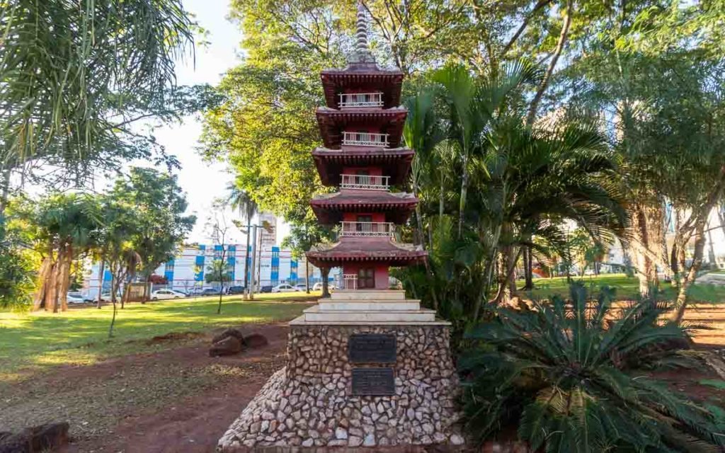 Monumento da Imigração Japonesa, instalado na praça do Rádio em 1979 é herança da família Sussumo Oikawa - Foto: Reprodução internet