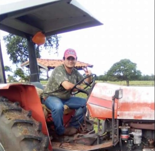 A vítima foi encontrada por amigos caída no pasto da fazenda que trabalhava - Divulgação/Rede Social