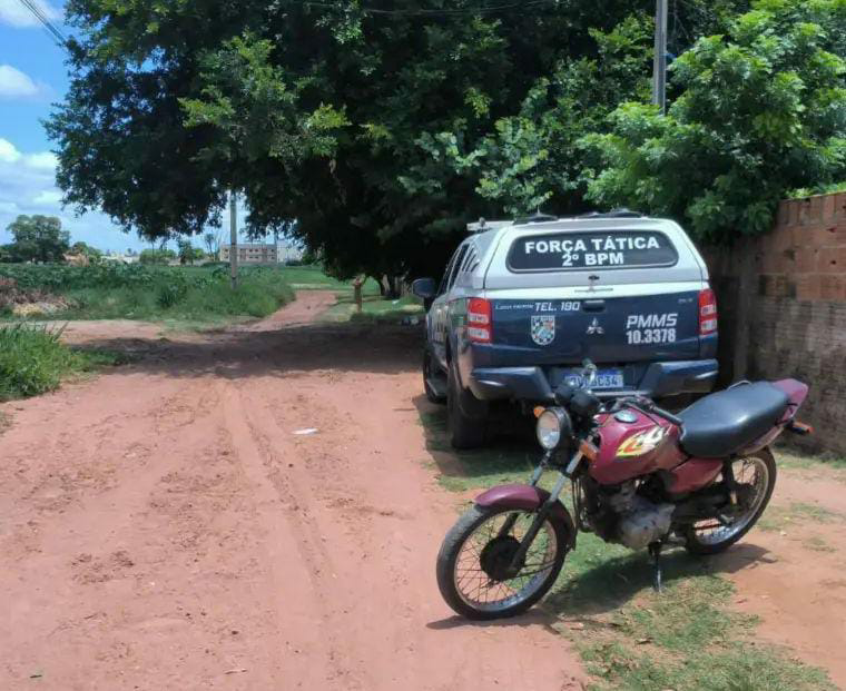 Moto estava abandonada em rua do bairro Jardim das Violetas e chamou a atenção dos policiais.