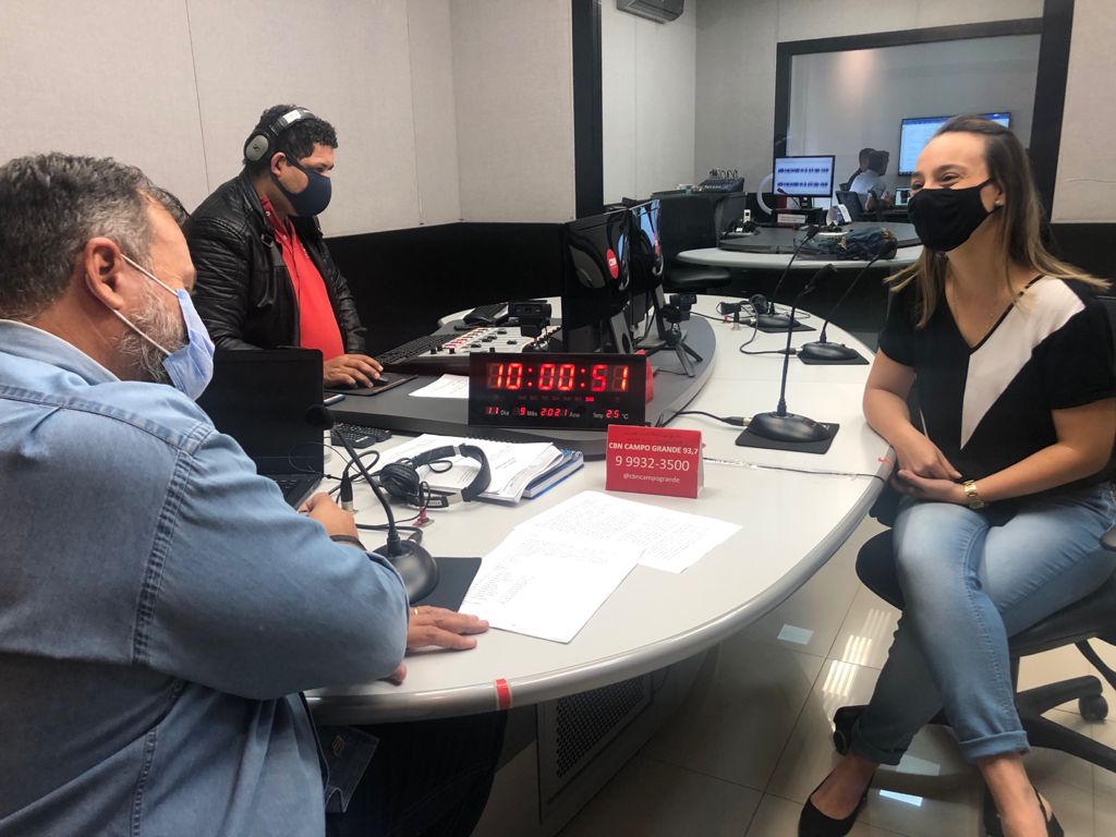 Paulo Cruz e Camila Fernandes em bate-papo nos estúdios da Rádio CBN Campo Grande - Foto: Thais Cintra