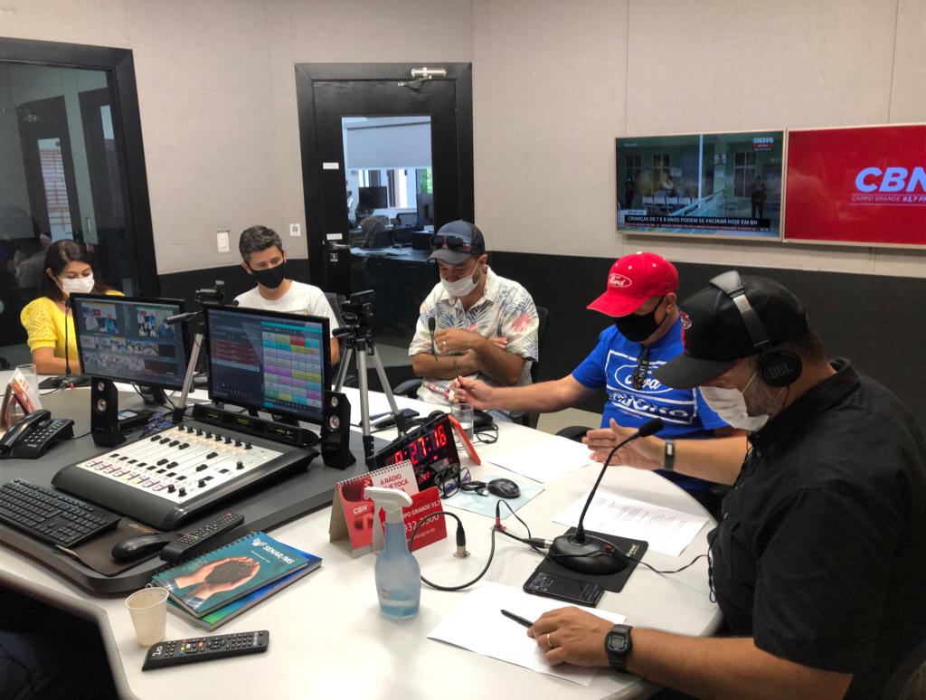 Paulo Cruz recebe seus convidados para uma resenha automotiva. - Foto: Thais Cintra