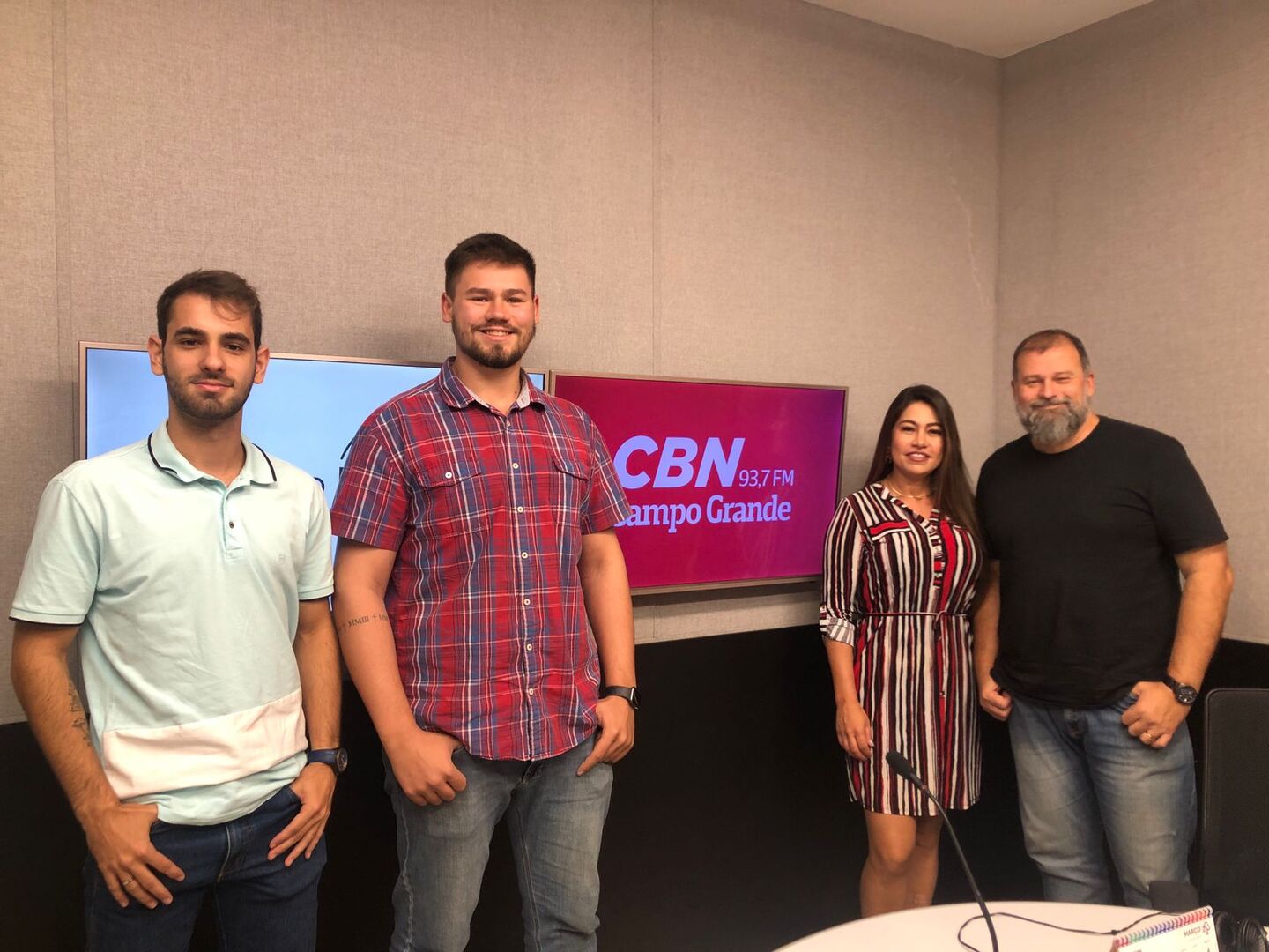 No estúdio da CBN, Paulo Cruz e Scheila Canto receberam os empresários Pedro Cruz e Matheus Matioli - Foto: Ana Krasnievicz/CBN-CG