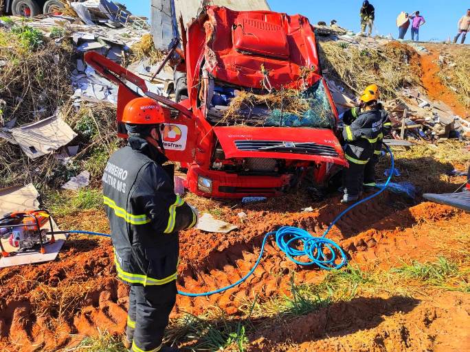 De acordo com as informações, o carro colidiu frontalmente contra o caminhão após ultrapassagem - Divulgação/5°GBM