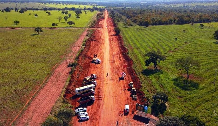 Maquinários e funcionários promovem serviço de terraplanagem. - Divulgação/Assessoria