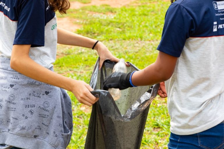 Durante esta ação, os jovens coletaram cerca de 50 kg de materiais recicláveis. - Divulgação/Assessoria