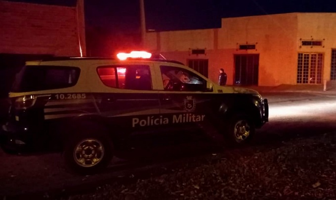 O acusado fugiu após agredir a esposa em avenida, no momento em que foi confrontado por populares que socorrem a vítima - Arquivo / 13° BPM