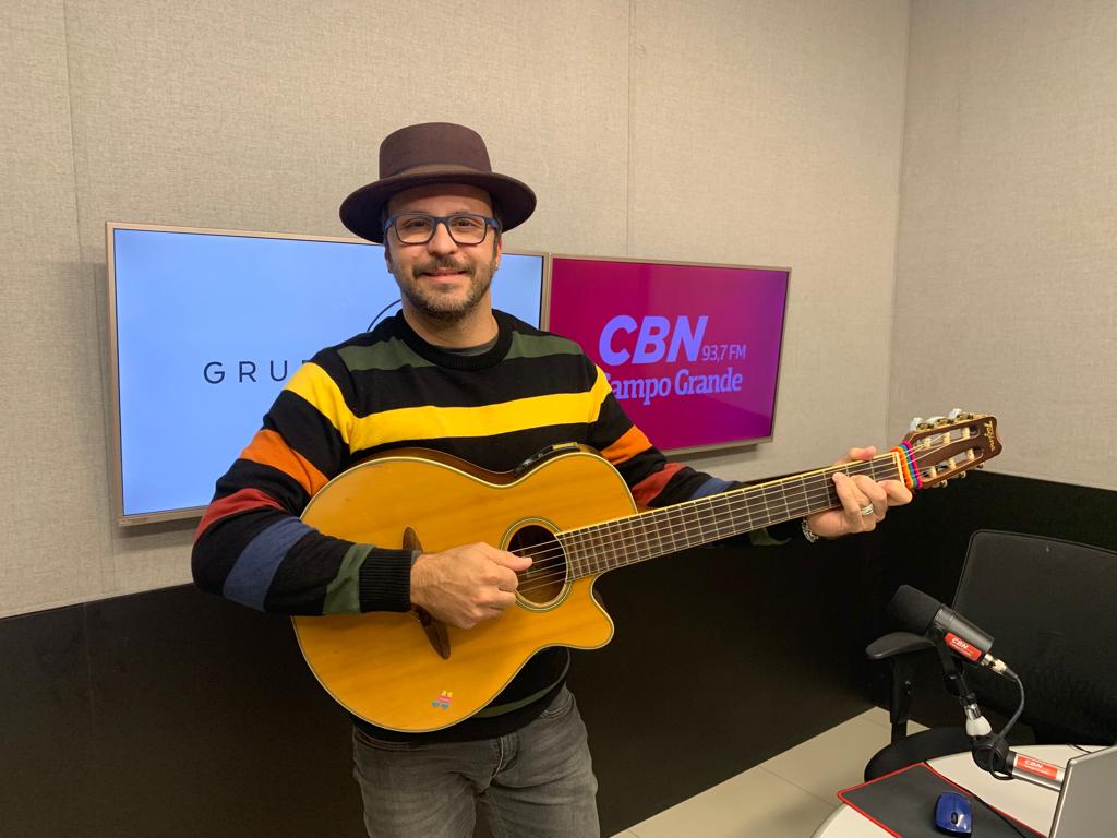 Além de cantor e compositor, o artista é também professor de artes e musicoterapeuta na capital - Foto: Gerson Wassouf/CBN-CG