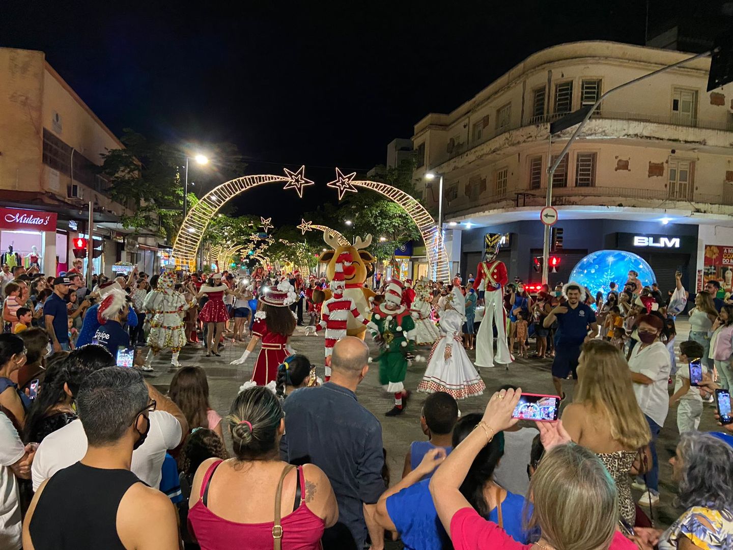 Consumidores aproveitam as apresentações de Natal e lotam o centro à noite - Eduardo Suede