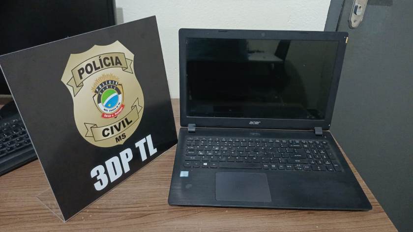 Policiais civis procuravam por notebook furtado e além do equipamento também foi recuperado um celular. - Foto: Divulgação/Polícia Civil