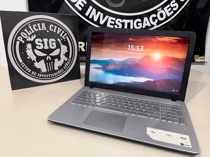 O notebook, documentos e cartões de crédito foram apreendidos e já devolvidos para a vítima. - Divulgação/Polícia Civil