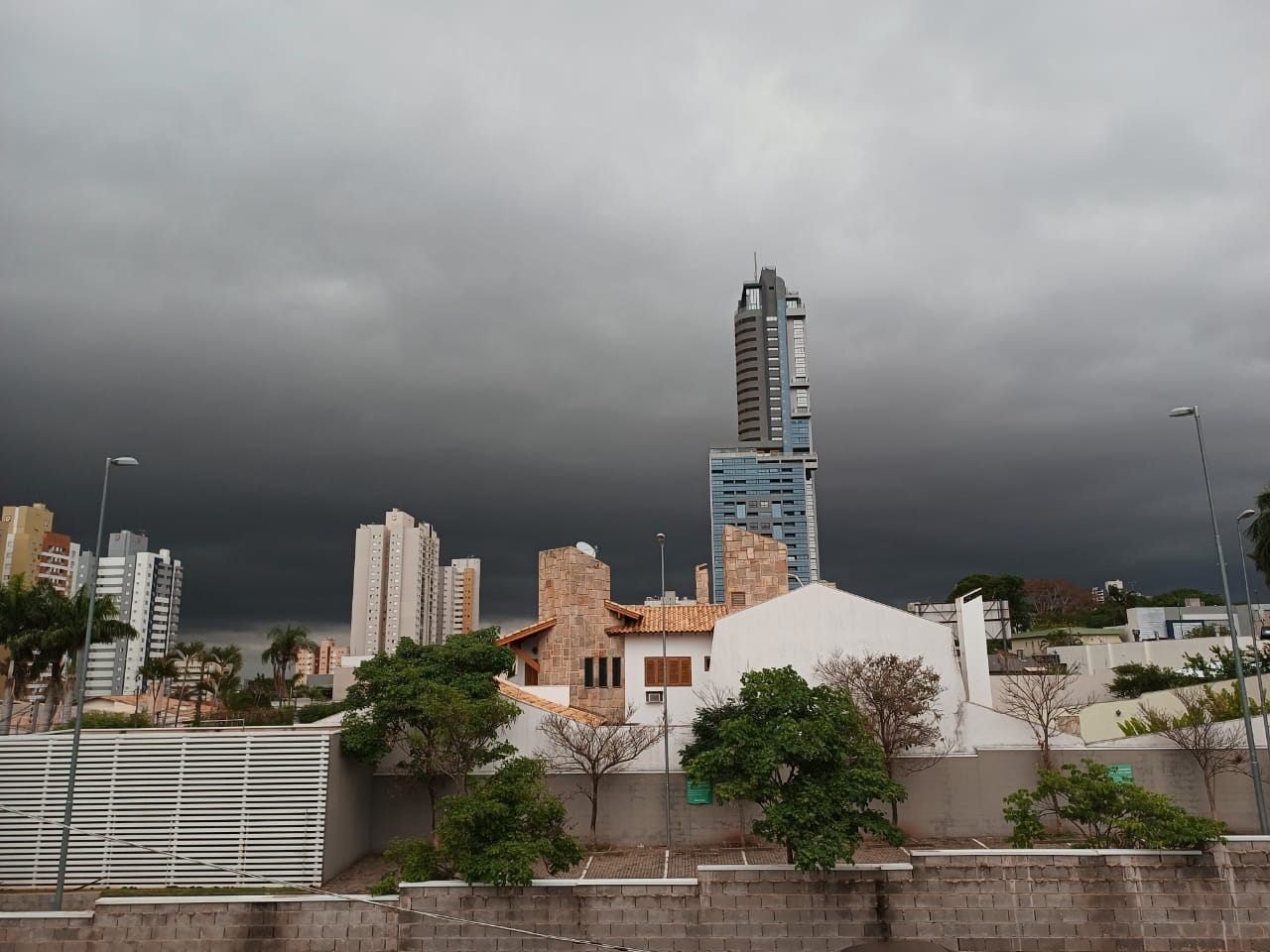 Tempo fica nublado em Campo Grande e previsão é de chuva. - Foto: Loraine França