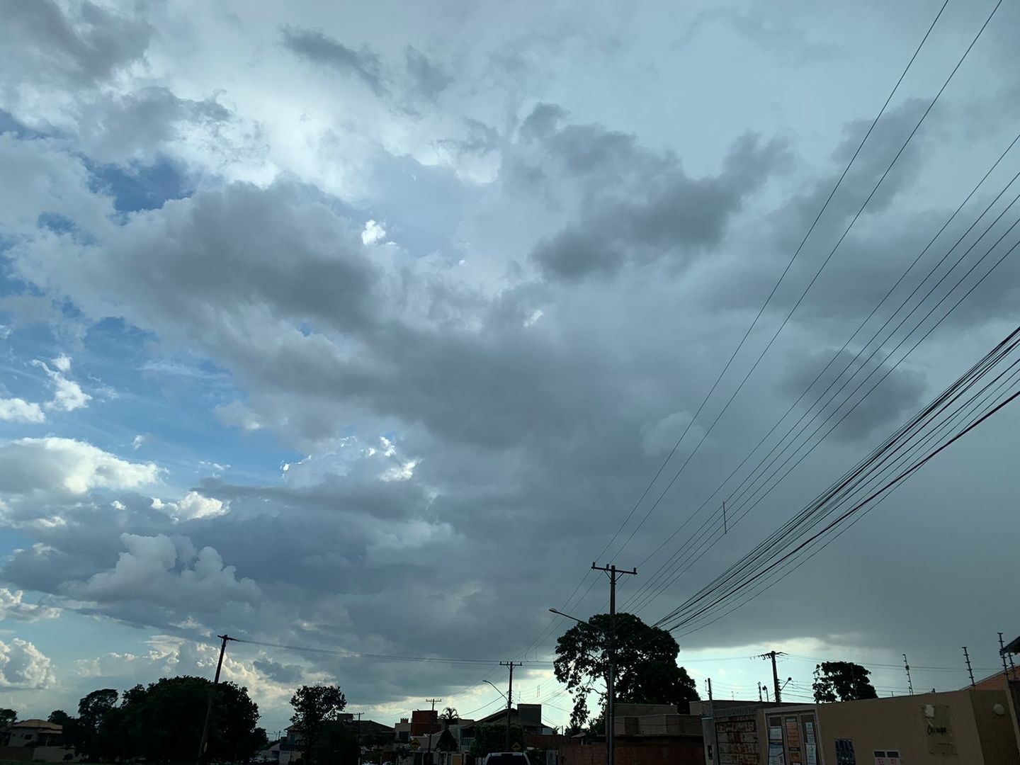 Regiões centro-norte e nordeste podem ter tempestades isoladas durante a tarde. - Foto: Isabelly Melo