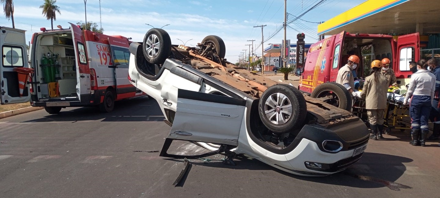 Colisão entre picape e carro deixa utilitário ocupado por mãe e filha com rodas para cima - Alfredo Neto/JPNews