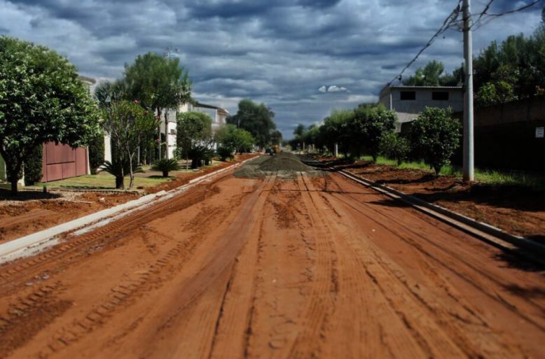 Ruas de terra, que estão em obras, podem representar risco para o veículo e condutor. - Divulgação/Assessoria