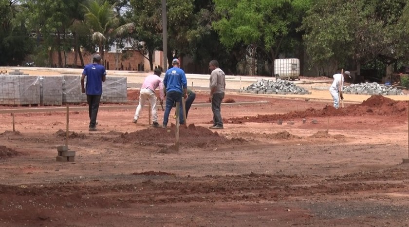 Empresa contratada pela Prefeitura Municipal, executa o calçamento e a pavimentação nas imediações - Reprodução/TVC HD