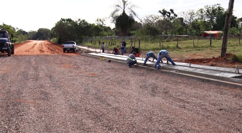 Empreiteira executa construção das calçadas nos imóveis e pavimentação da rua - Divulgação